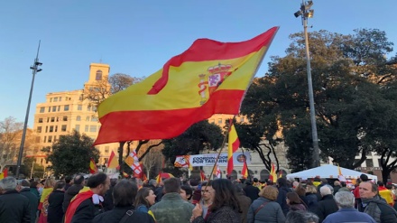 İspaniya kralının Barselona şəhərinə ilk səfərində yüzlərlə nəfər aksiya keçirib