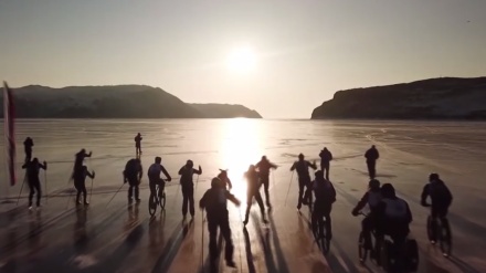 ڤیدیۆیێکی جوان و سەرەنج ڕاکێش لە خلیسکێن و ئێسکی و هەروەها پاسکیل سواری لە سەر سەهۆڵ!