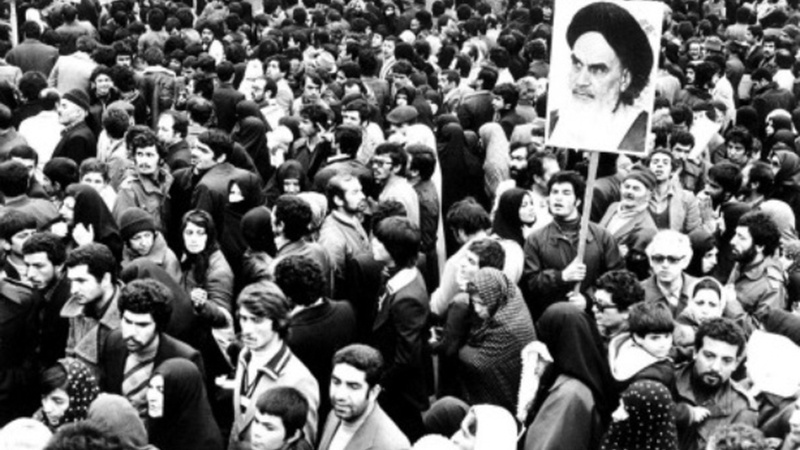 اسلامی انقلاب کا دوسرا دن اور امام خمینی رح کا عوام کے نام اہم پیغام