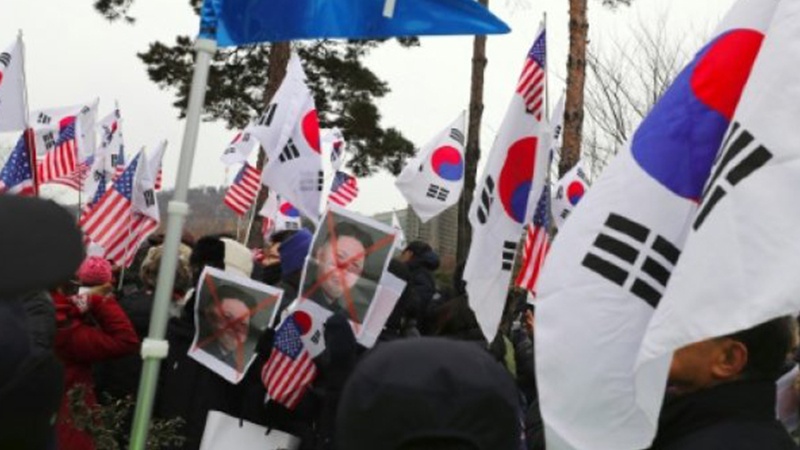 Şimali Koreya əleyhdarları Seulda iki koreyanın birlik bayrağını yandırıblar