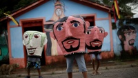 Članovi jedne grupe učesnika u karnevalu u Brazilu
