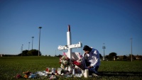 Žalost jednog muškarca za žrtvama pucnjave u školi u Floridi