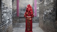 Jedna Kineskinja u tradicionalnoj svadbenoj odjeći