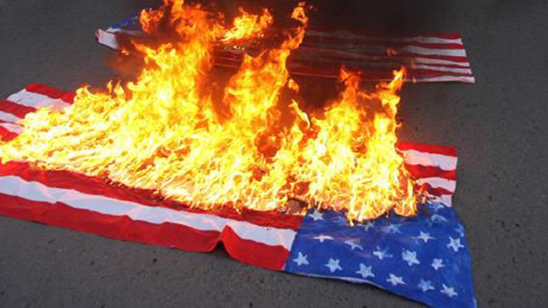 Amerikalı tələbələr öz ölkələrinin bayrağını yandırıblar