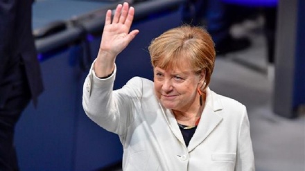 Merkel: Živa sam i zdrava, ne planiram da odem s vlasti