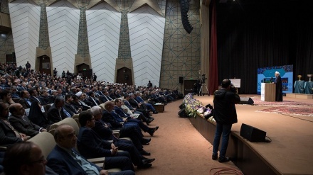  ڕۆحانی: ئەمریکاو ڕۆژئاوا بەنیازی تاڵان کردنی سەرچاوەکانی جیھانی عەرەبن