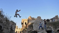 Mladi sportaši parkura u ruševinama Haleba