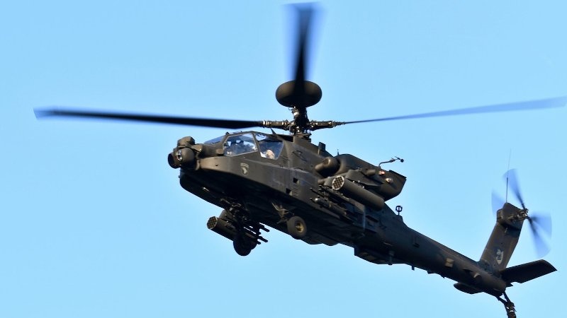 امریکہ میں اڑتے فوجی ہیلی کاپٹر پر فائرنگ