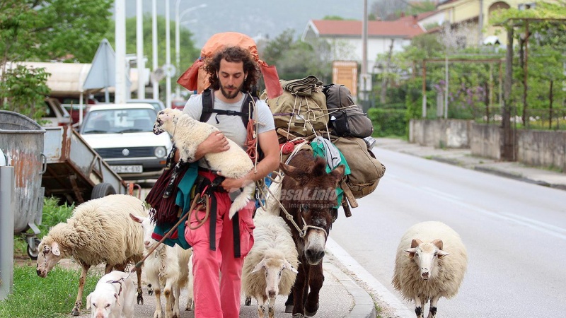 Čapljina: Hodočasnik iz Italije s ovcama i magarcem ide za Siriju 