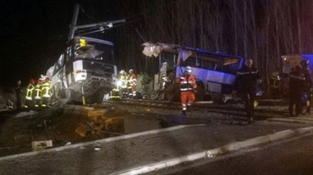 Školski minibus sudario se s vozom, poginulo 13 djece