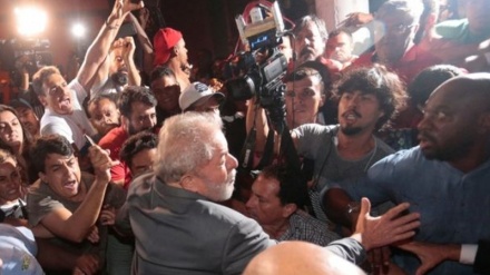 Braziliyada siyasi qalmaqala son; Da Silva təslim oldu