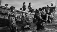 Izbjeglice Rohingje izlaze iz jednog čamca na obali Bangladeša