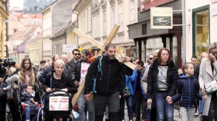 Čovjek s krstom stigao u Zagreb i sastao se s Plenkovićem