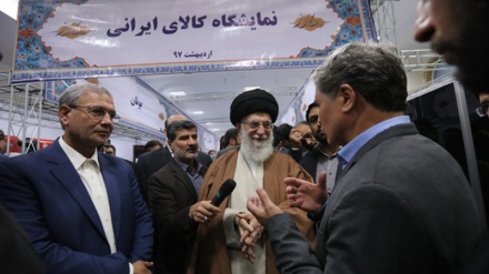 رہبرانقلاب اسلامی کا ایرانی مصنوعات کی نمائش کا معائنہ 