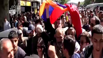 SARKİSYAN MÜXALİFƏTƏ TƏSLİM OLDU VƏ GETDİ