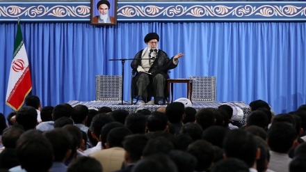 رہبر انقلاب اسلامی سے طلبہ کی ملاقات ، تین بنیادی اصولوں کی یاد دہانی 