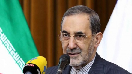 ویلایەتی: دەسەڵاتی مووشەکی و ناوچەیی ئێران بەکوێری چاوی ئەمریکا دەپارێزرێت