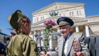 Dijete pred borcem veteranom iz 2.svjetskog rata, u Moskvi