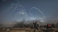 Bacanje suzavca na palestinske demonstrante u Gazi