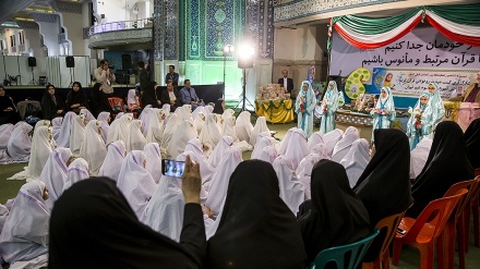 تہران میں ننھی طالبات عبادت و شکر الہی میں محو