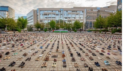Sankcionišite Izrael: 4.500 pari cipela koje simbolizuju mrtve Palestince postavljeno ispred Vijeća EU