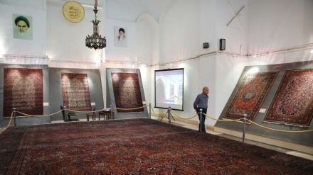 گلستان محل میں قاجار دور سے تعلق رکھنے والی اشیاء کی نمایش