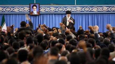  Hezretê ayetulah Xaminêyî li roja Kar û Karkeran li hevdîtina digel bi hezaran kes ji karker û pêşesazan