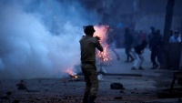 Indijski policajac puca na prosvjednike u Kašmiru