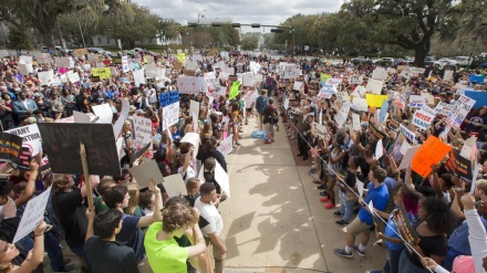 امریکہ میں اسلحہ مخالفین کے مظاہرے 