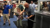 Jedna djevojčica pokušava podići snajper na godišnjoj izložbi NRA u Teksasu