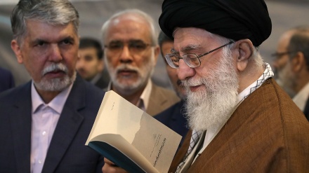 رہبر انقلاب اسلامی امام خامنہ ای نے کتابوں کی نمائش کا دورہ کیا