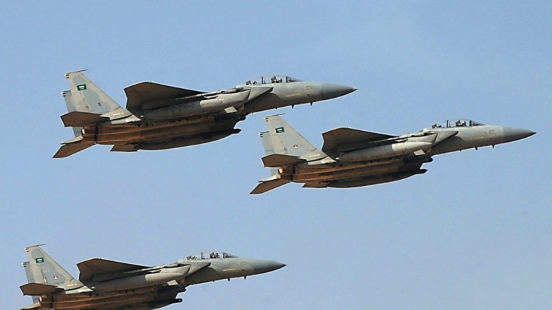 Səudiyyə hərbi təyyarələri Yəməndə avtobusu hədəfə alıb