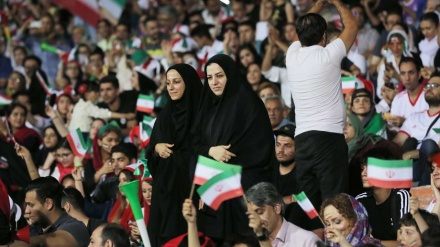  آزادی اسٹیڈیم میں ایران اور پرتگال کی ٹیم کے مابین  میچ کے شائقین 
