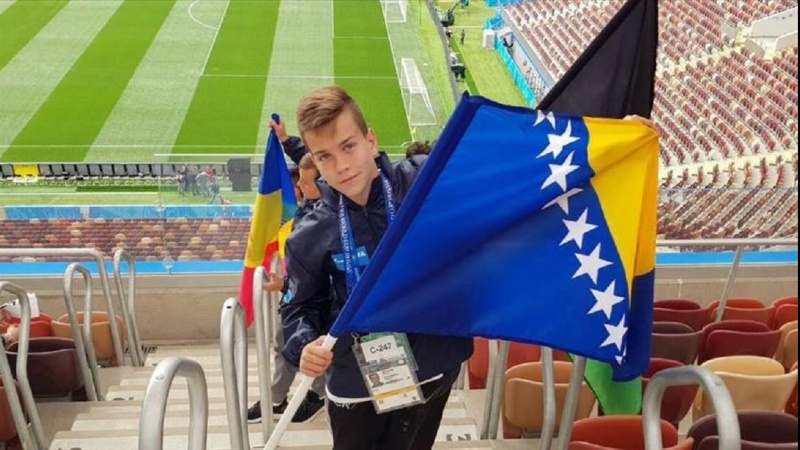 Aiman Šemdin nosi zastavu BiH na otvaranju SP-a u Rusiji