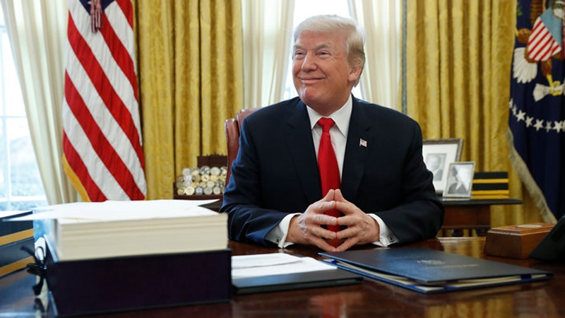 Tramp Ağ Evin sənədlərini yırtır