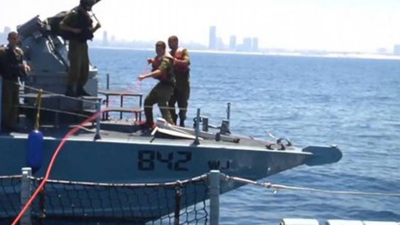 فلسطینیوں  کی کشتیوں پر صیہونی حکومت کی گن بوٹوں کے حملے 