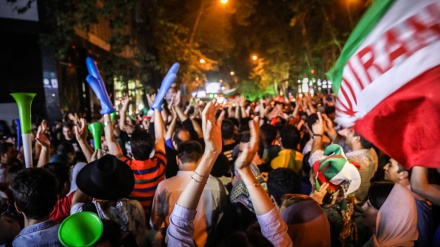 İranlılar İran yığma futbol komandasının qələbəsindən sonra şənlik keçiriblər