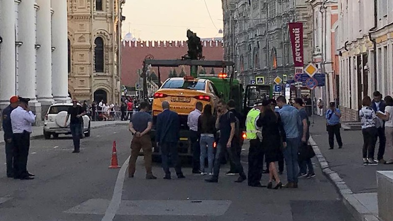 Moskvada taksi piyadalara çırpılıb