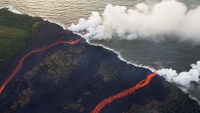 Ulijevanje vulkanske lave na Havajima u more