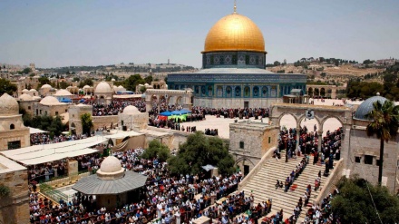 ماہ رمضان کے آخری جمعہ میں مسجد الاقصی میں ہزاروں فلسطینیوں نے نماز جمعہ ادا کی 