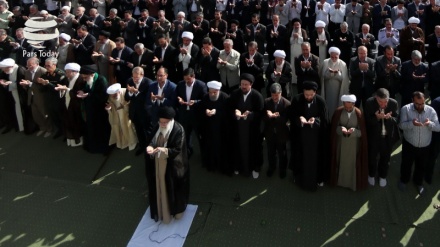 Tehranda Fitr Bayramı Namazı İnqilab Rəhbərinin imaməti ilə qılındı