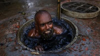 Radnik čisti kanalizaciju u Daki, glavnom gradu Bangladeša