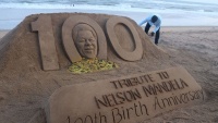  Slika Nelsona Mandele na pijesku, na obali u Indiji