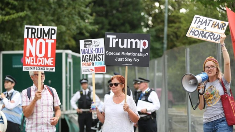 Trump u Londonu dočekan protestima: 
