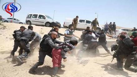 فلسطینی خاتون پر صیہونی فوجیوں کے مظالم