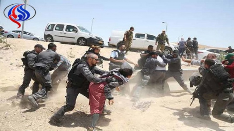 فلسطینی خاتون پر صیہونی فوجیوں کے مظالم