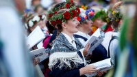 Jedna žena na festivalu muzike i plesa u Letoniji