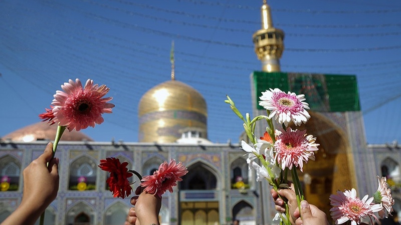 عشرہ کرامت کا آغاز، امام رضا علیہ السلام کی فضا میں پھولوں کی برسات 