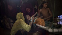 Jedna žena Rohingja s dvoje djece u izbjegličkom kampu Koks Bazar u Bangladešu