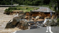 Cesta oštećena u poplavi u Japanu